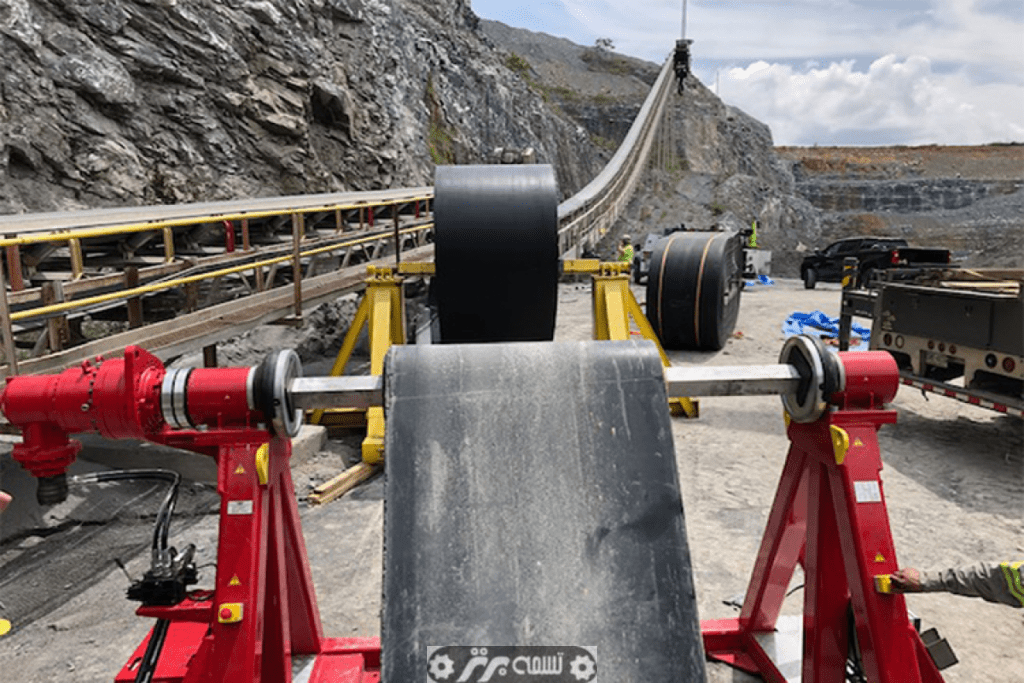 آشنایی با انواع تسمه نقاله و کاربردهای خاص آنها گامی اساسی پیش از یادگیری نحوه نصب تسمه نقاله است. هر نوع تسمه نقاله ویژگیها و کاربردهای خاص خود را دارد و برای نصب صحیح و بهینه آن، باید به عواملی نظیر ظرفیت بار، نوع مواد حملشونده و شرایط محیطی توجه ویژه داشت. این عوامل به طور مستقیم بر روش نصب، انتخاب تجهیزات و نحوه تنظیم تسمه نقاله تأثیر میگذارند.